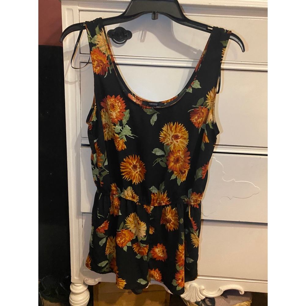 Super cute forever 21 sunflower romper! Size medium with pockets